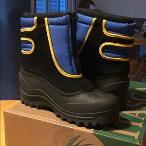 Snow boots, new never worn in box